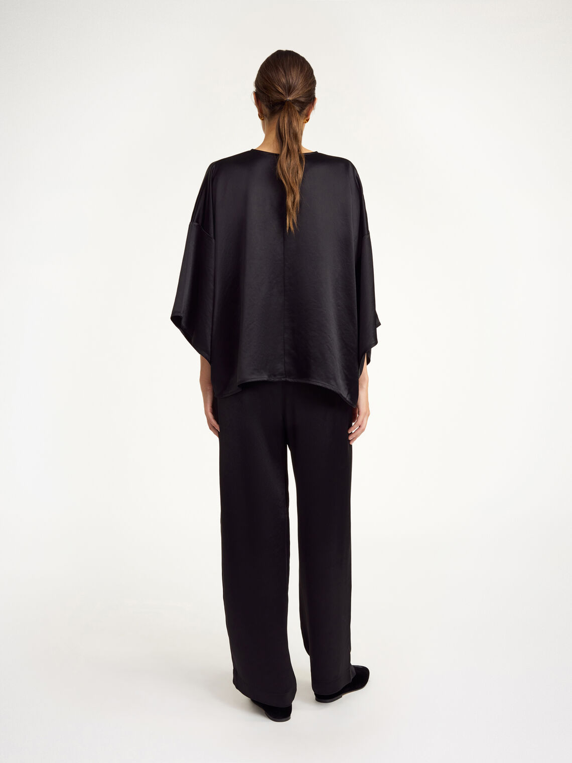 Sortfarget CICIE satengbluse fra By Malene Birger, oversized passform i acetat og polyester med løs, avslappet snitt.