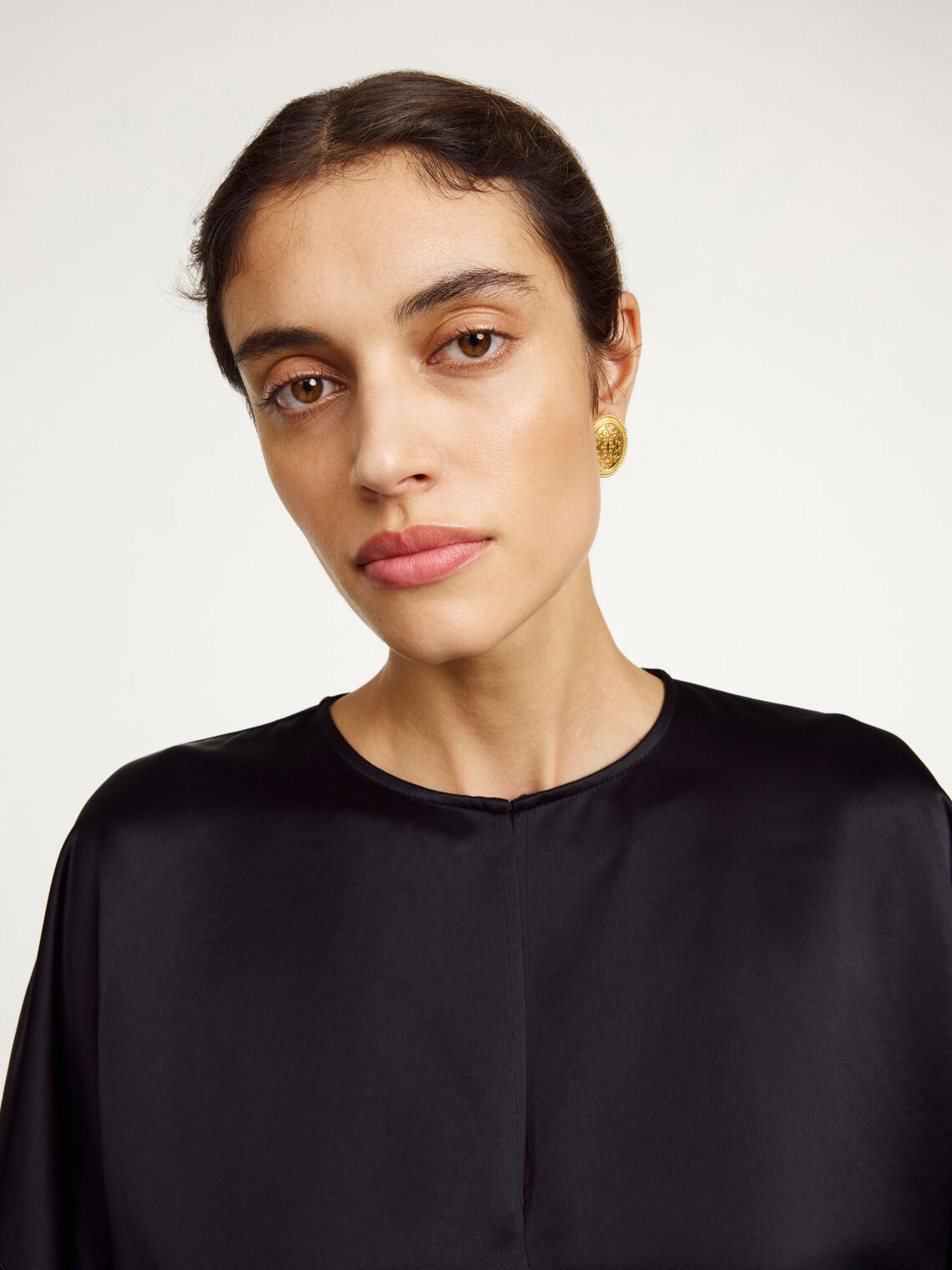 Sortfarget CICIE satengbluse fra By Malene Birger, oversized passform i acetat og polyester med løs, avslappet snitt.