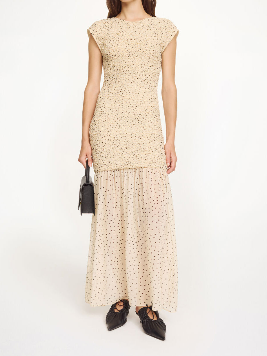 By Malene Birger Corinna maxikjole i viskose med polka-punkt print, rund hals, dyp rygg og smal passform.