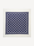 By Malene Birger CORNELIS ullskjerf i mørkebla med Signatur Flower-print og frynser langs kantene. 100% ull.