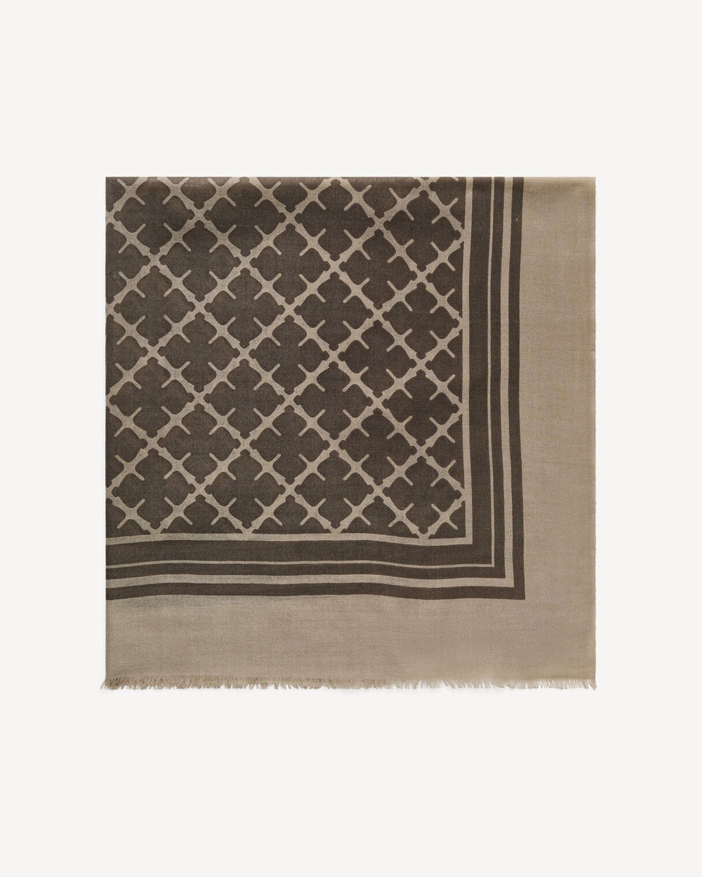 By Malene Birger CORNELIS ullskjerf i sjokoladebrun med Signatur Flower-print og frynser langs kantene. 100% ull.