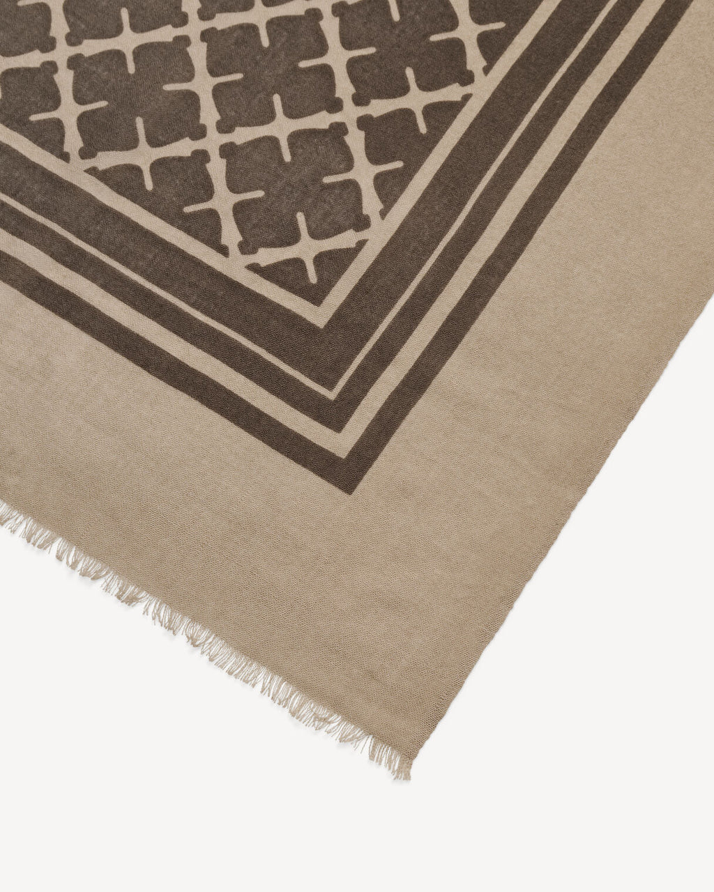 By Malene Birger CORNELIS ullskjerf i sjokoladebrun med Signatur Flower-print og frynser langs kantene. 100% ull.