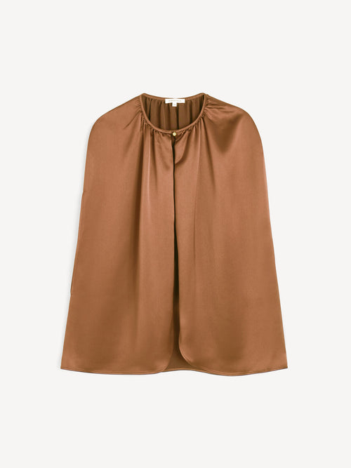 By Malene Birger DALLIAS cape i brun satin med glatt og skinnende overflate. Rund halsringning og elegante fallende linjer.