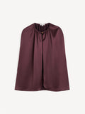 By Malene Birger DALLIAS cape i lilla satin med glatt og skinnende overflate. Rund halsringning og elegante fallende linjer.