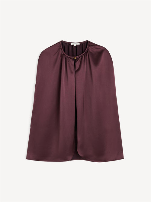 By Malene Birger DALLIAS cape i lilla satin med glatt og skinnende overflate. Rund halsringning og elegante fallende linjer.
