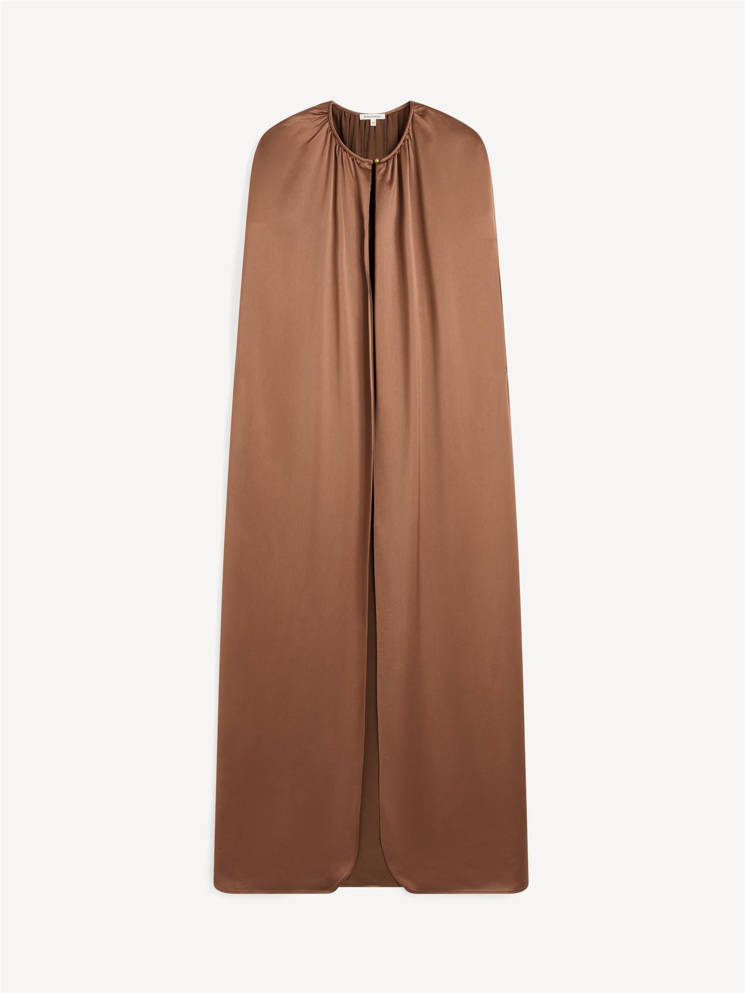 By Malene Birger DALLIE cape i brun med elegant drape og myk overflate. Rund halsringning og fallende linjer.