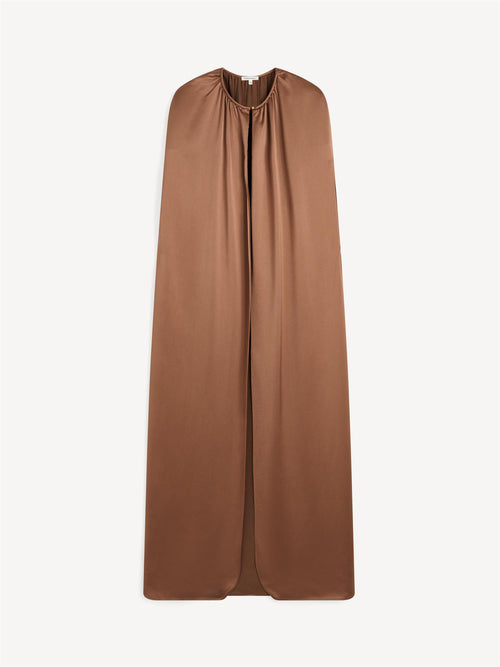 By Malene Birger DALLIE cape i brun med elegant drape og myk overflate. Rund halsringning og fallende linjer.