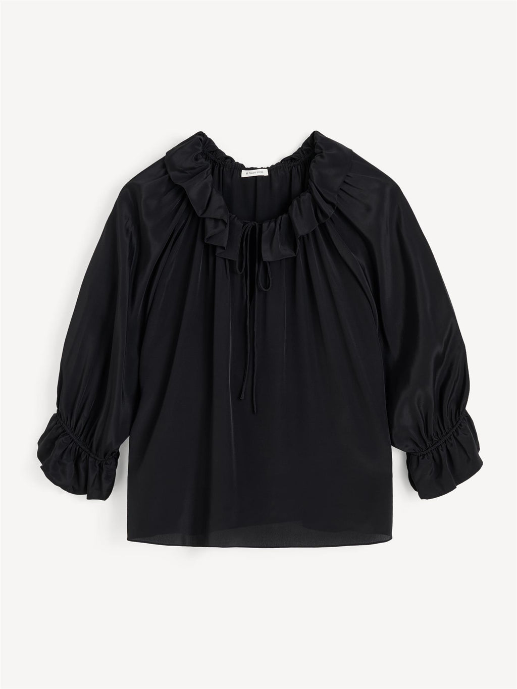 Sort DICTE bluse fra By Malene Birger i viskose og silke, oversized passform med v-hals, knyting og rysjedetaljer.