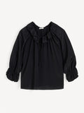 Sort DICTE bluse fra By Malene Birger i viskose og silke, oversized passform med v-hals, knyting og rysjedetaljer.