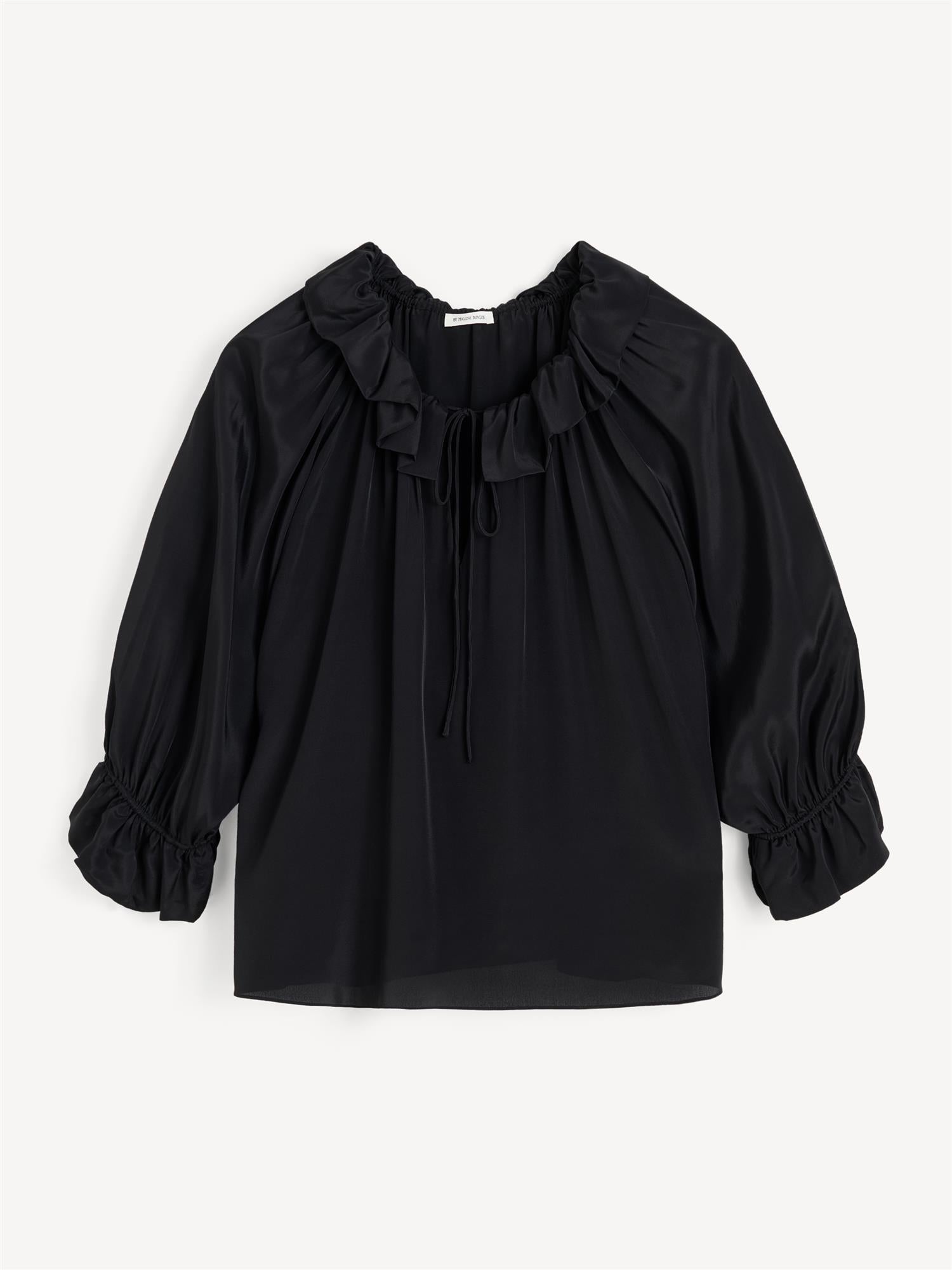 Sort DICTE bluse fra By Malene Birger i viskose og silke, oversized passform med v-hals, knyting og rysjedetaljer.