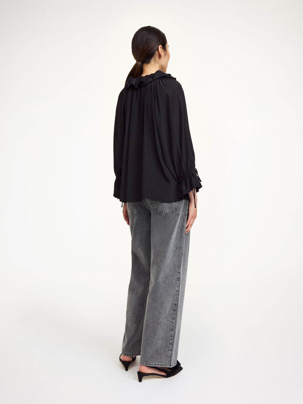 Sort DICTE bluse fra By Malene Birger, løs og lett silkemiks med rysjer, v-hals og knyting i halsen.