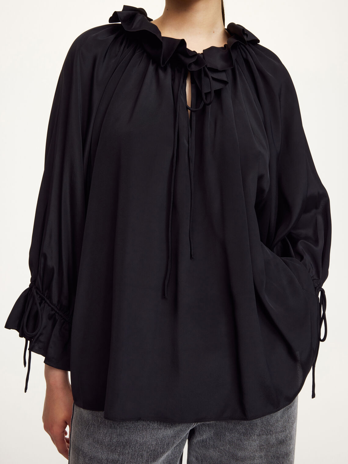 Sort DICTE bluse fra By Malene Birger, løs og lett silkemiks med rysjer, v-hals og knyting i halsen.