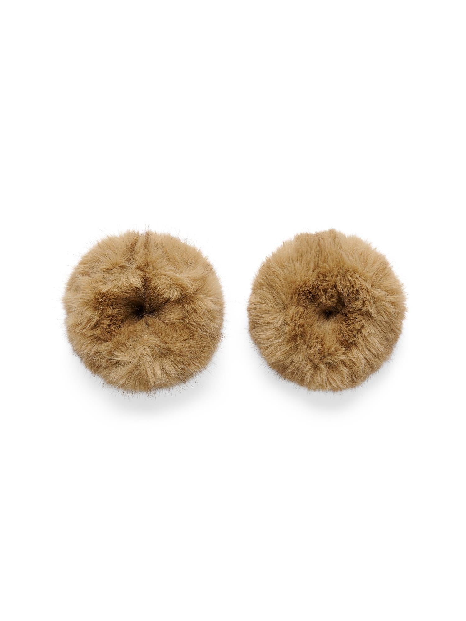 By Malene Birger Elbie mansjetter i brun, laget av 100% polyester med faux fur-struktur.