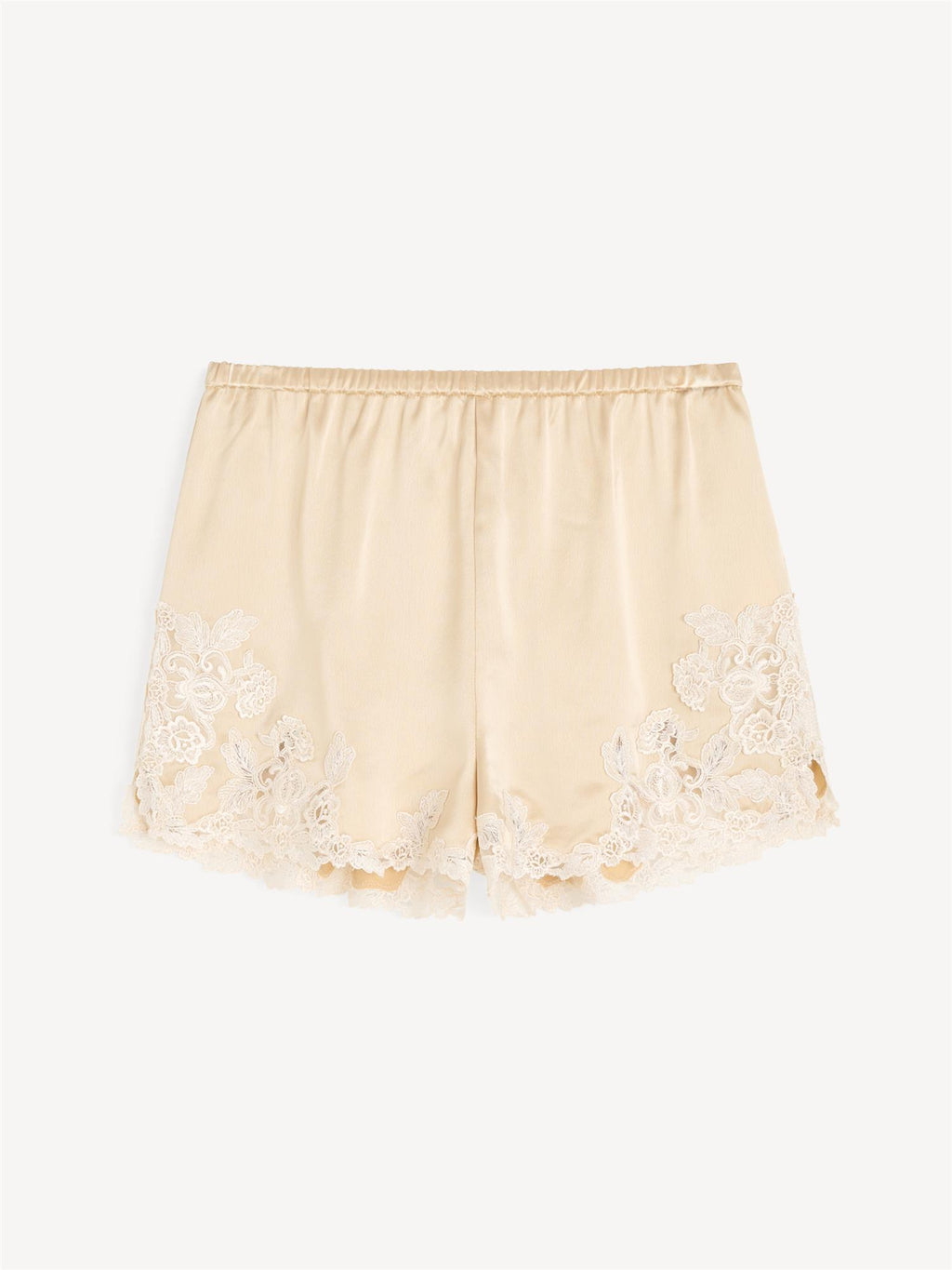 By Malene Birger ERI sateng shorts i kremfarget acetat med blonde-detaljer langs kanten, elastisk linning og lommer i siden.