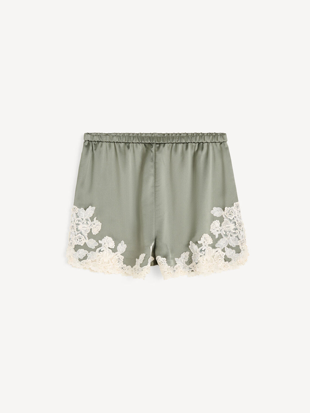 By Malene Birger ERI sateng shorts i olivengrønn acetat med blonde-detaljer langs kanten, elastisk linning og lommer i siden.