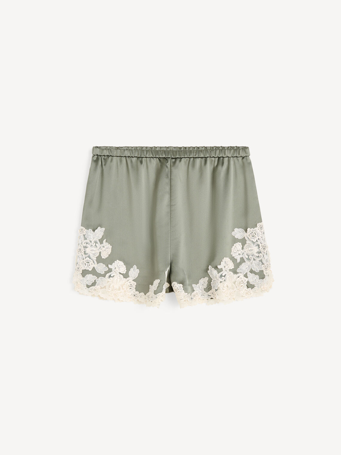 By Malene Birger ERI sateng shorts i olivengrønn acetat med blonde-detaljer langs kanten, elastisk linning og lommer i siden.
