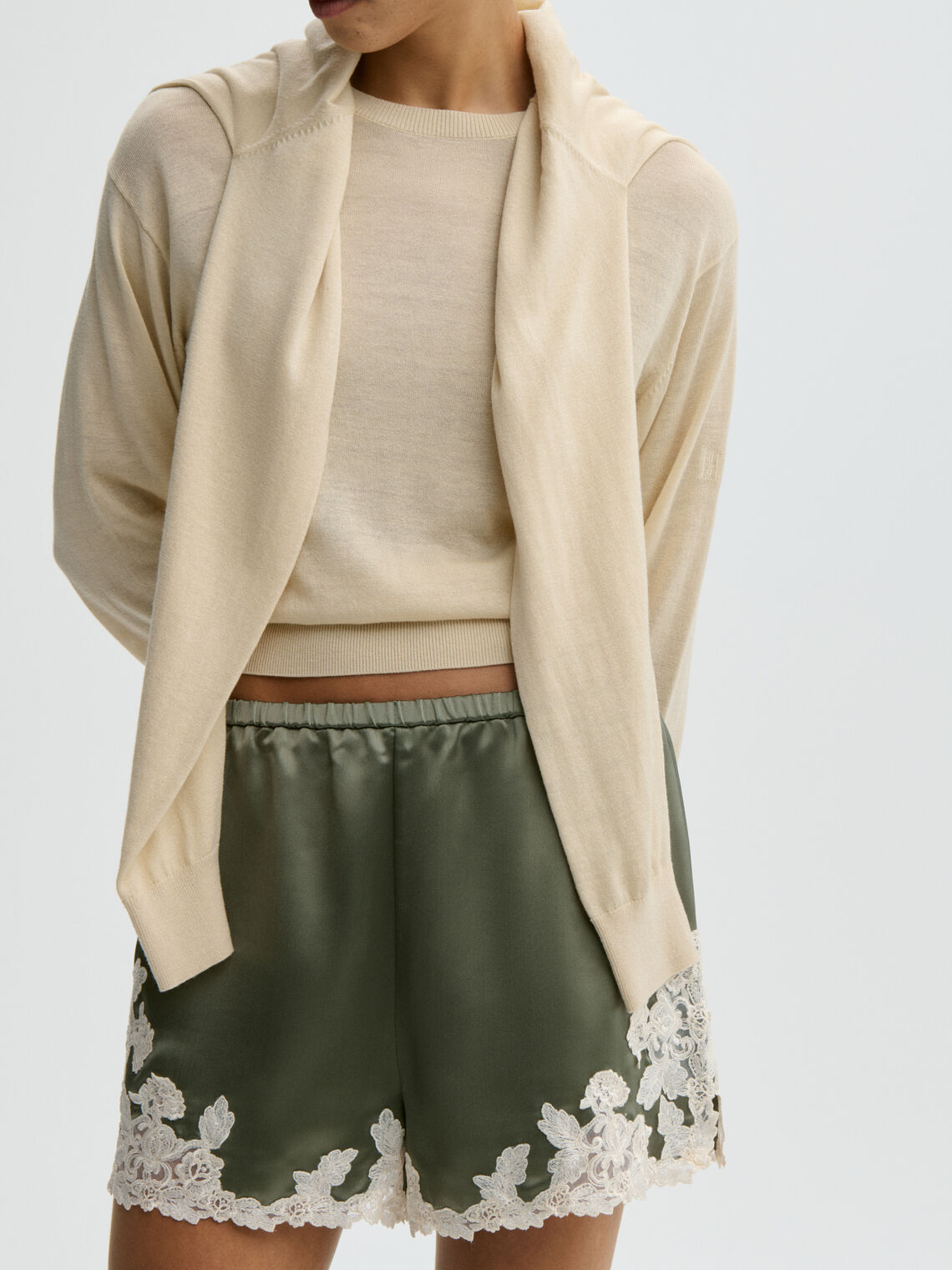 By Malene Birger ERI sateng shorts i olivengrønn acetat med blonde-detaljer langs kanten, elastisk linning og lommer i siden.