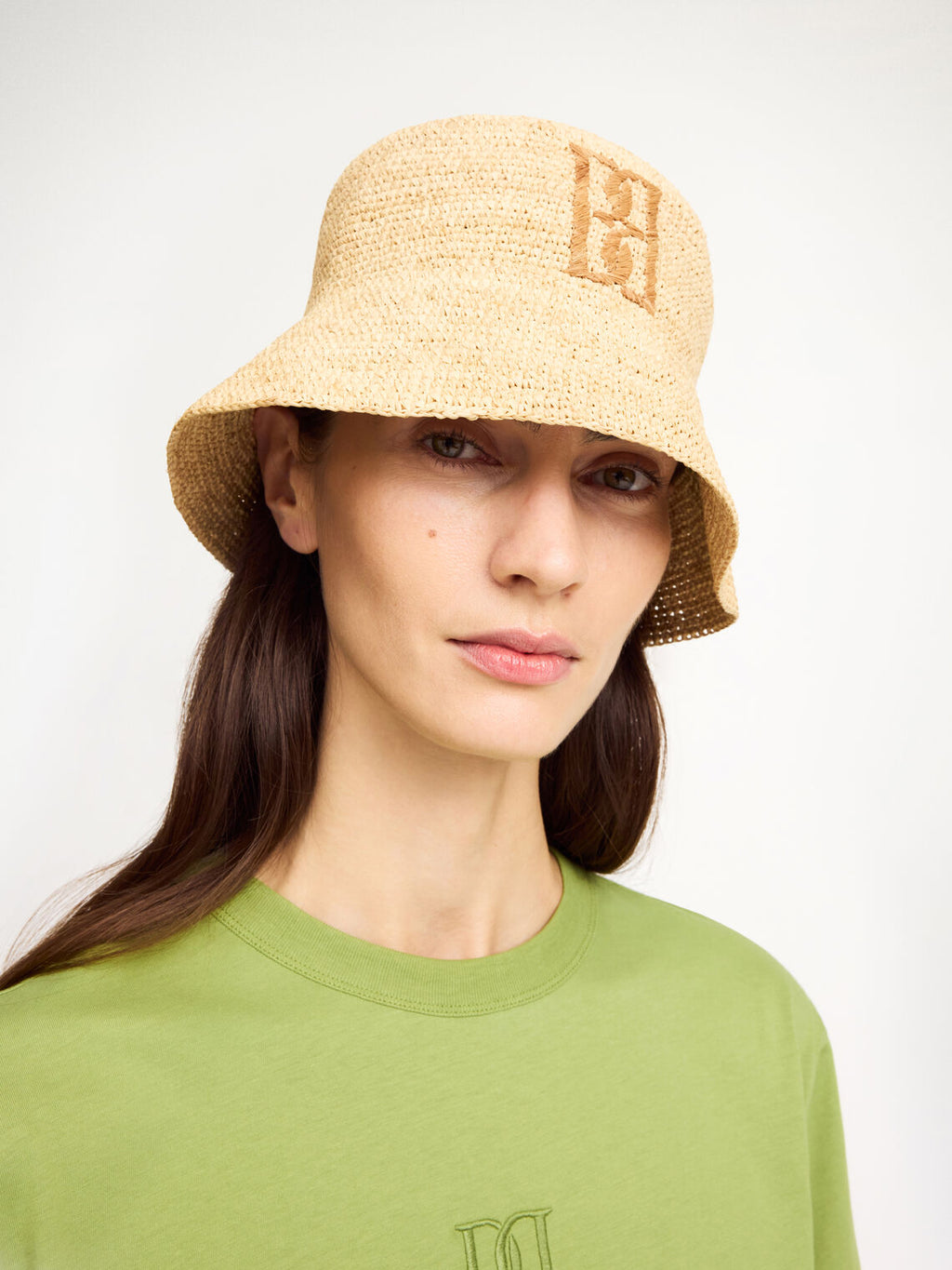 By Malene Birger GAMMA strahatt i naturell raffia, sidevisning med brodert monogram