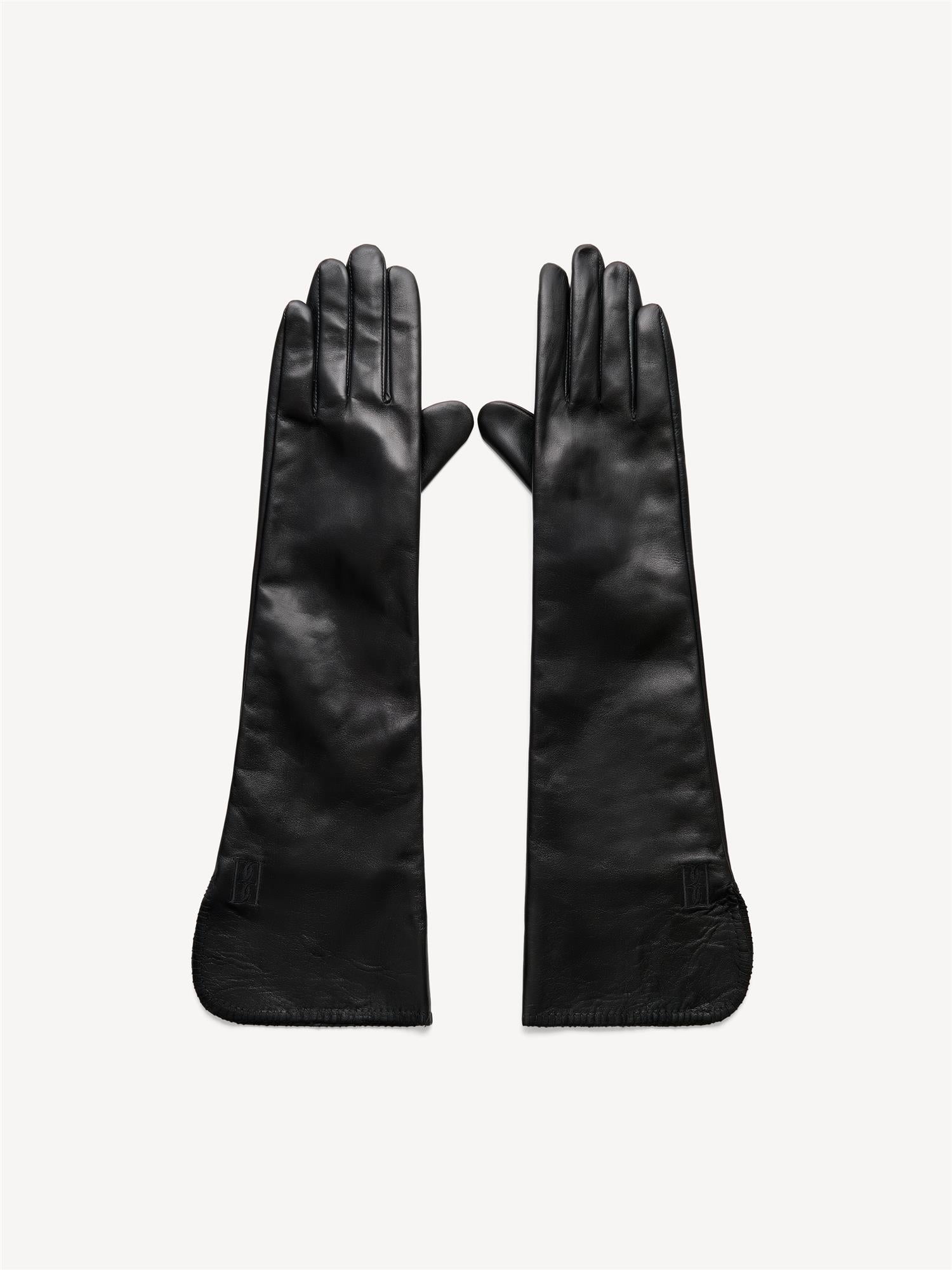 By Malene Birger GEMI lange skinnhansker i sort saueskinn med brodert monogram, albuehoye