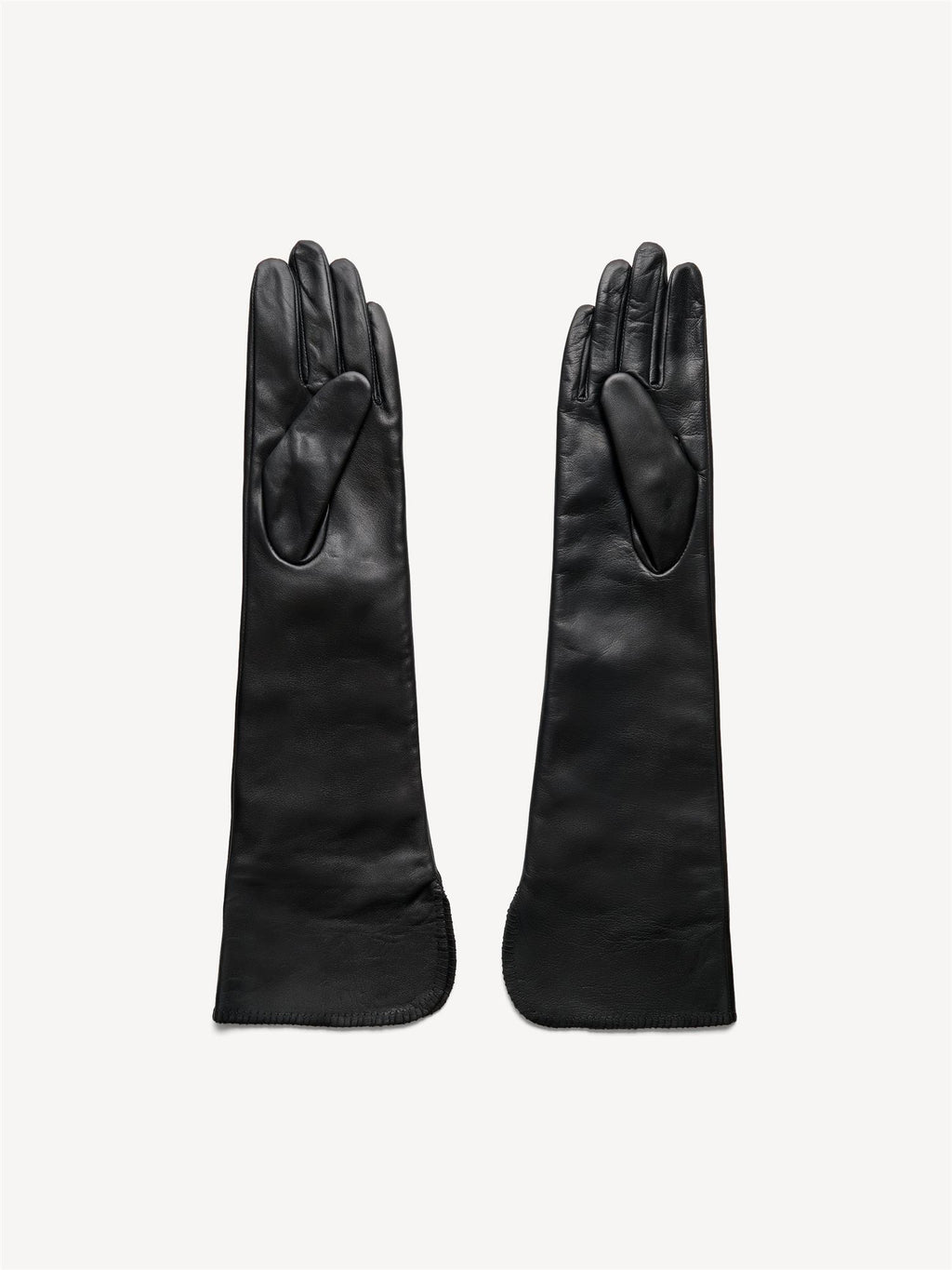 By Malene Birger GEMI lange skinnhansker i sort saueskinn med brodert monogram, bakvisning