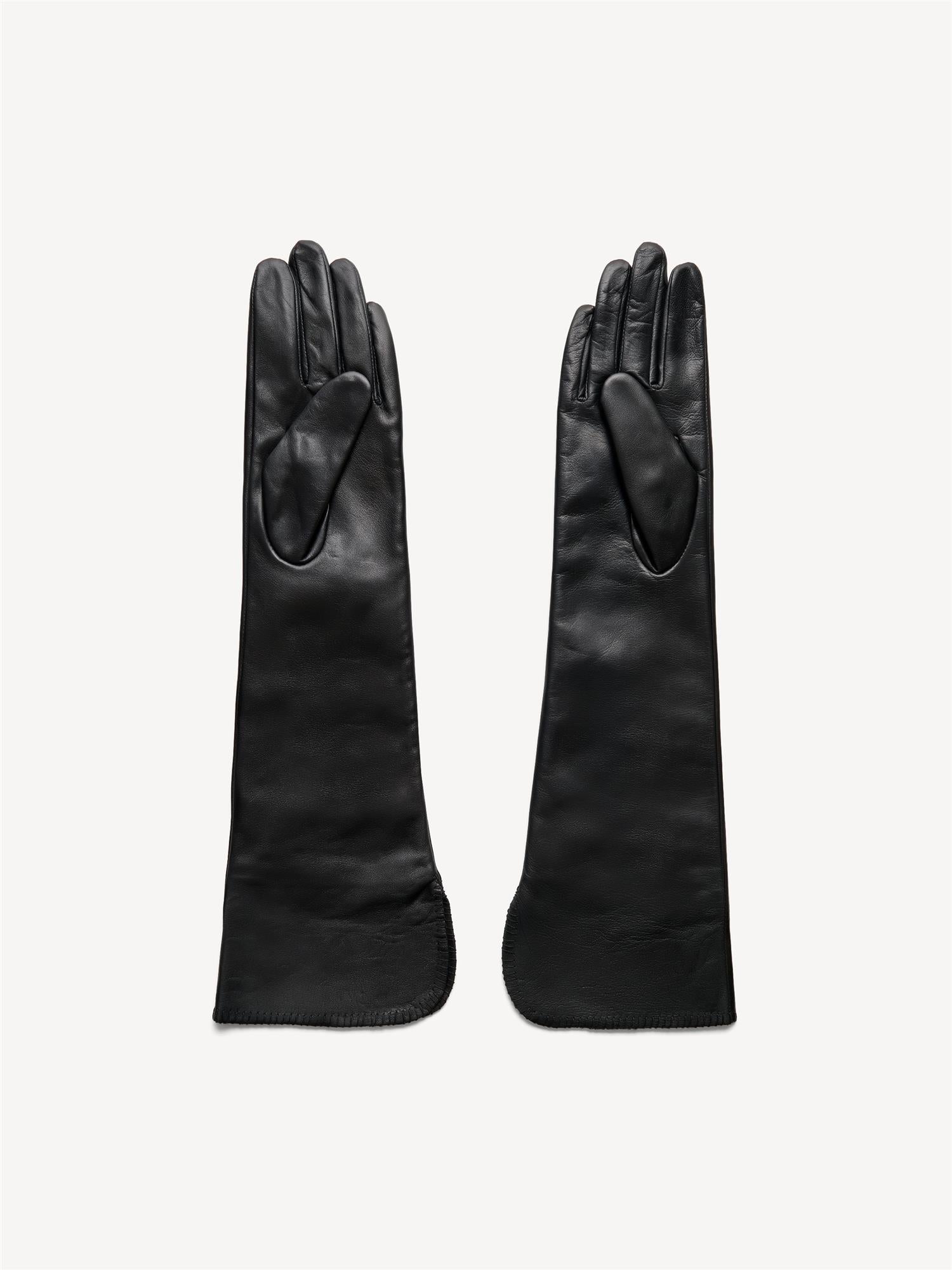 By Malene Birger GEMI lange skinnhansker i sort saueskinn med brodert monogram, bakvisning