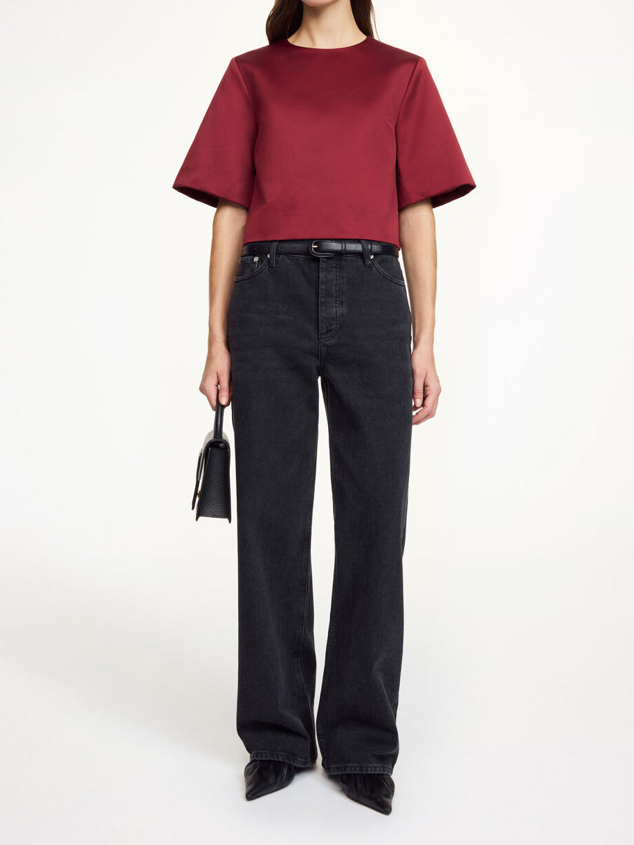 Burgunder HANIA topp fra By Malene Birger sett forfra, tett snitt med rund hals og lange ermer.