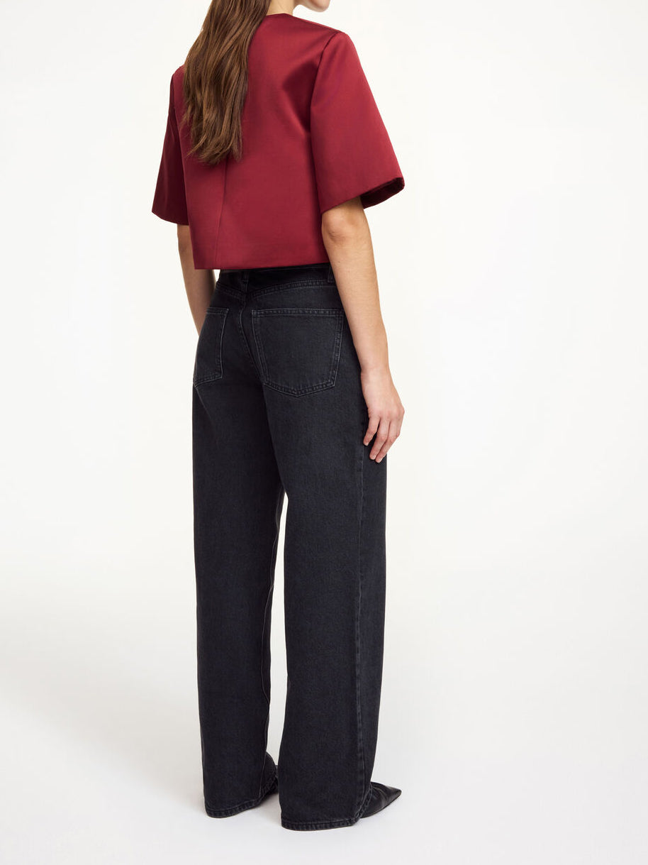 Burgunder HANIA topp fra By Malene Birger, sett bakfra med glidelåslukking i siden.