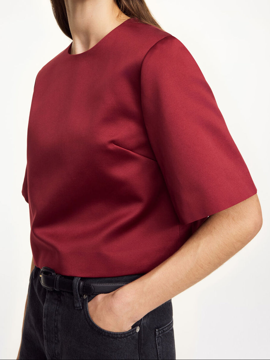 Burgunder HANIA topp fra By Malene Birger, detaljbilde av snitt og stoff i polyester og organisk bomull.