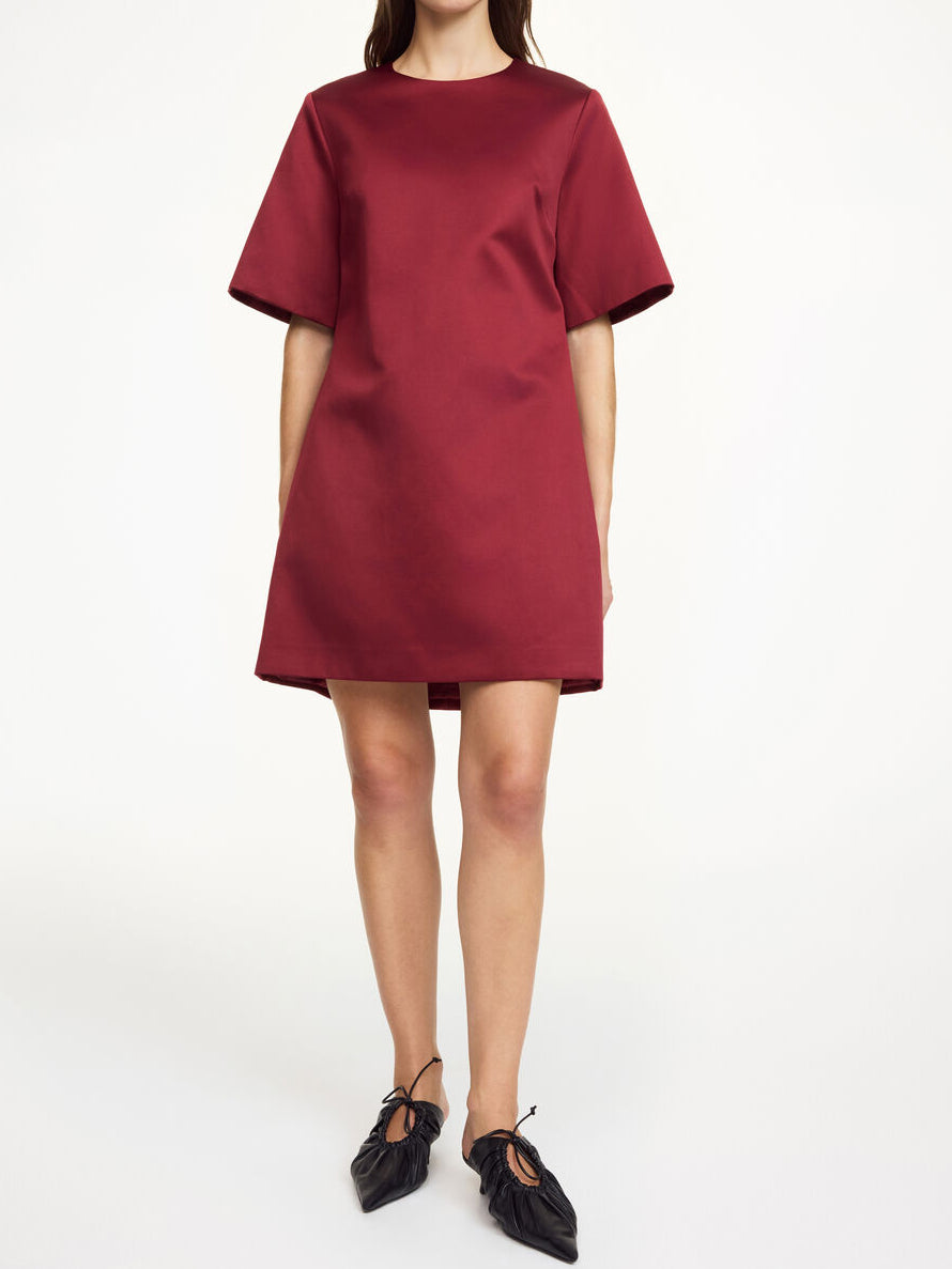 By Malene Birger Harperz minikjole i burgunder polyester og bomull med rund hals, lange ermer og skjulte lommer.