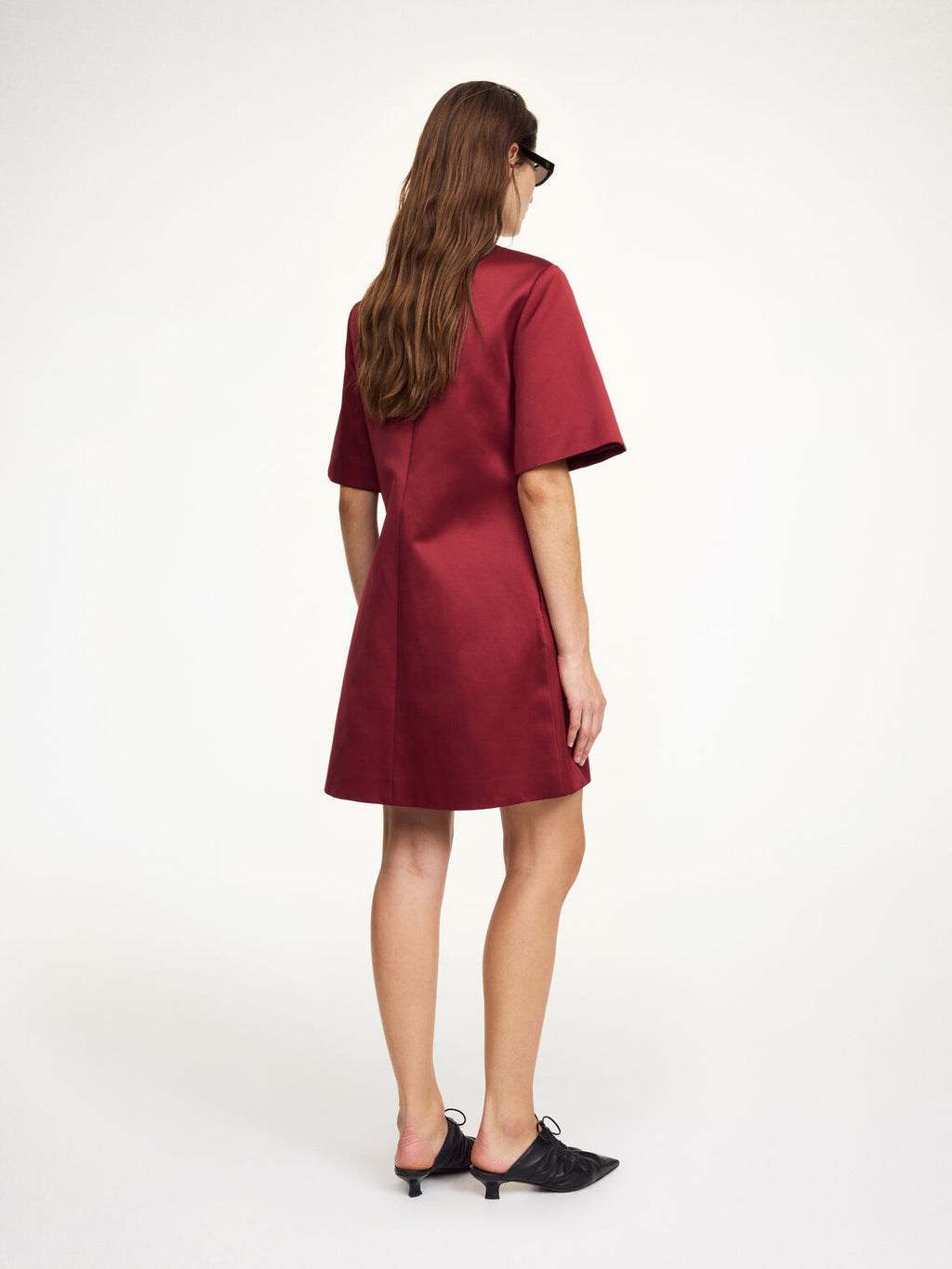 By Malene Birger Harperz minikjole i burgunder polyester og bomull med rund hals, lange ermer og skjulte lommer.