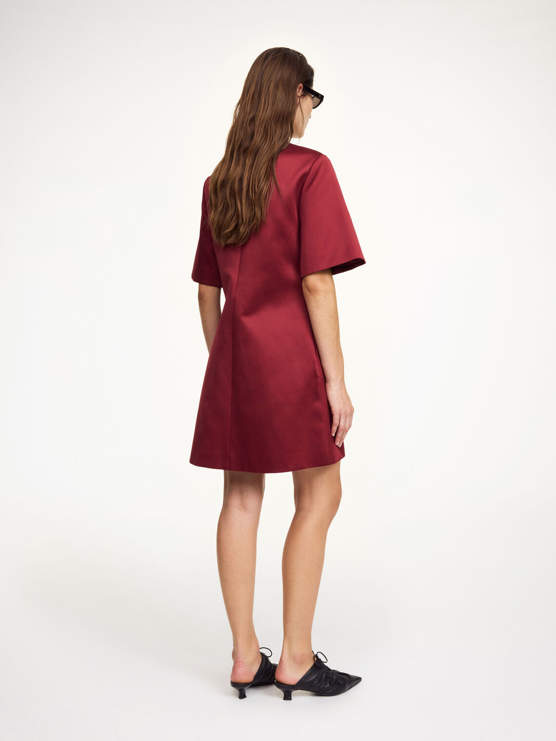 By Malene Birger Harperz minikjole i burgunder polyester og bomull med rund hals, lange ermer og skjulte lommer.
