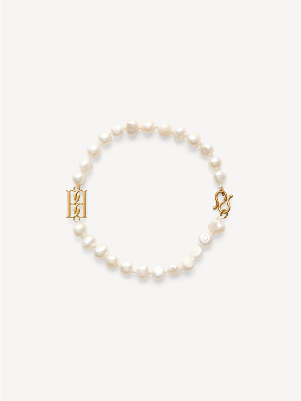 By Malene Birger Herlas fotlenke i hvite ferskvannsperler med monogram, 25 cm lang, lukkes med S-krok.