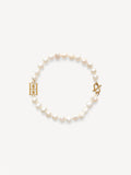 By Malene Birger Herlas fotlenke i hvite ferskvannsperler med monogram, 25 cm lang, lukkes med S-krok.