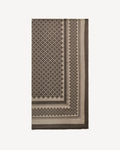 By Malene Birger JULEE ullskjerf i brun med Signatur Flower-print og frynser i kantene. Laget av 100% ull.