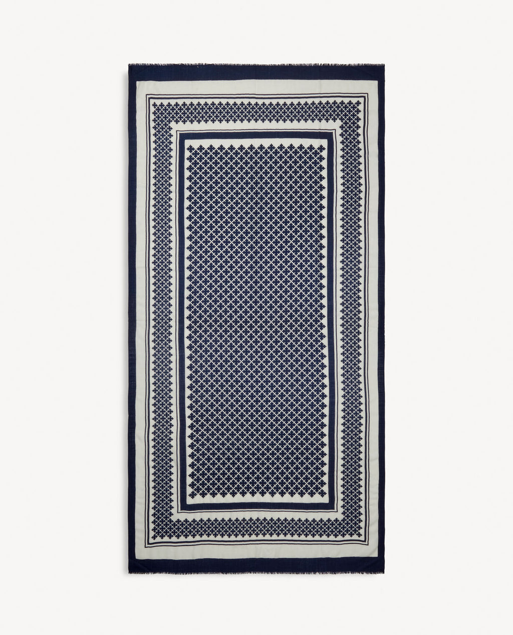 By Malene Birger JULEE ullskjerf i mørkebla med Signatur Flower-print og frynser i kantene. Laget av 100% ull.