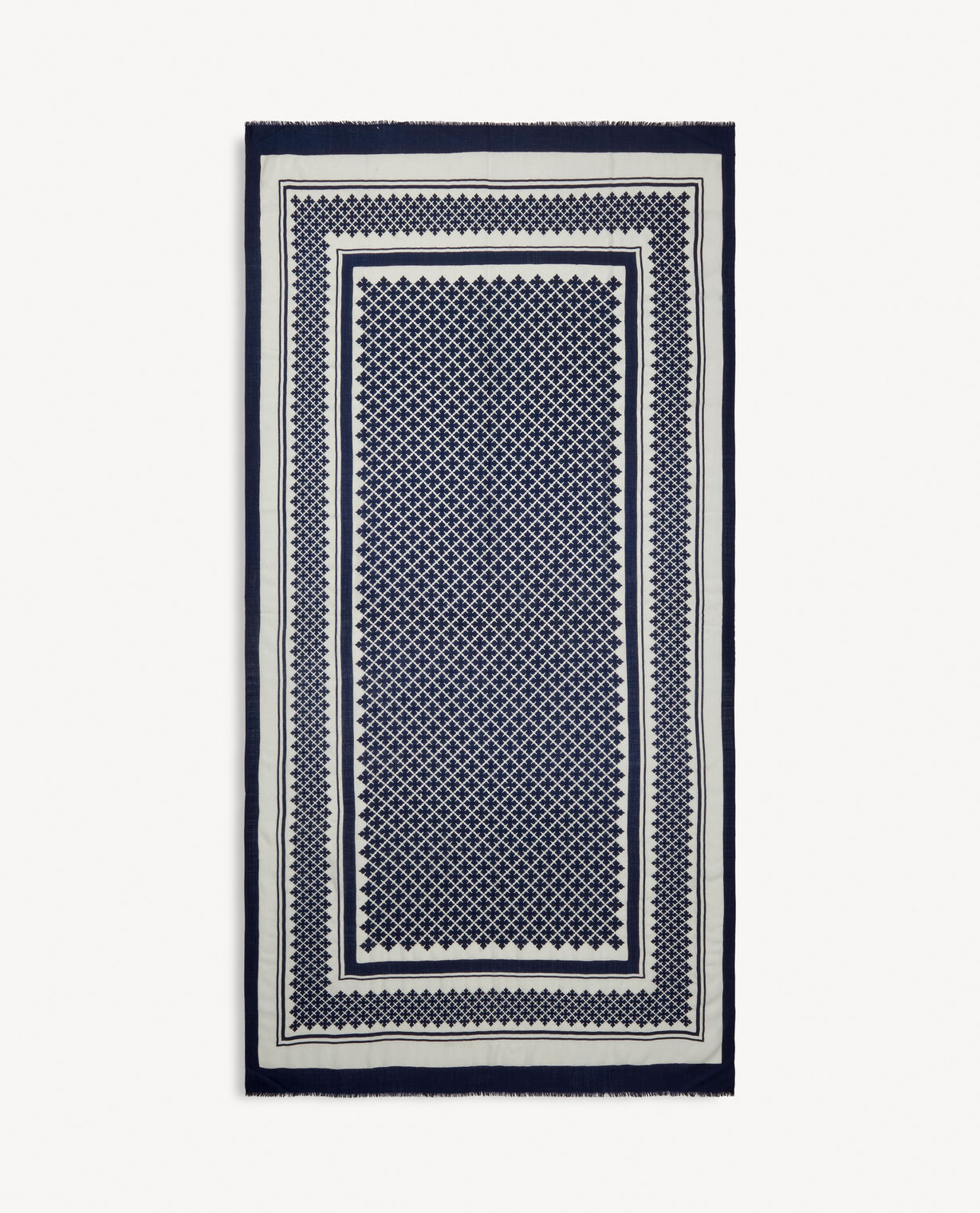 By Malene Birger JULEE ullskjerf i mørkebla med Signatur Flower-print og frynser i kantene. Laget av 100% ull.