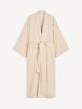 By Malene Birger KIMBER morgenkåpe i beige viskose med Signatur Flower-print, lang lengde og avtagbart belte. Oversized kimono-passform.