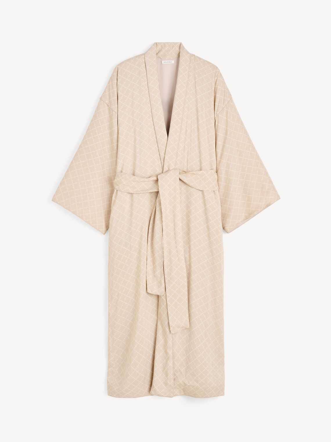 By Malene Birger KIMBER morgenkåpe i beige viskose med Signatur Flower-print, lang lengde og avtagbart belte. Oversized kimono-passform.