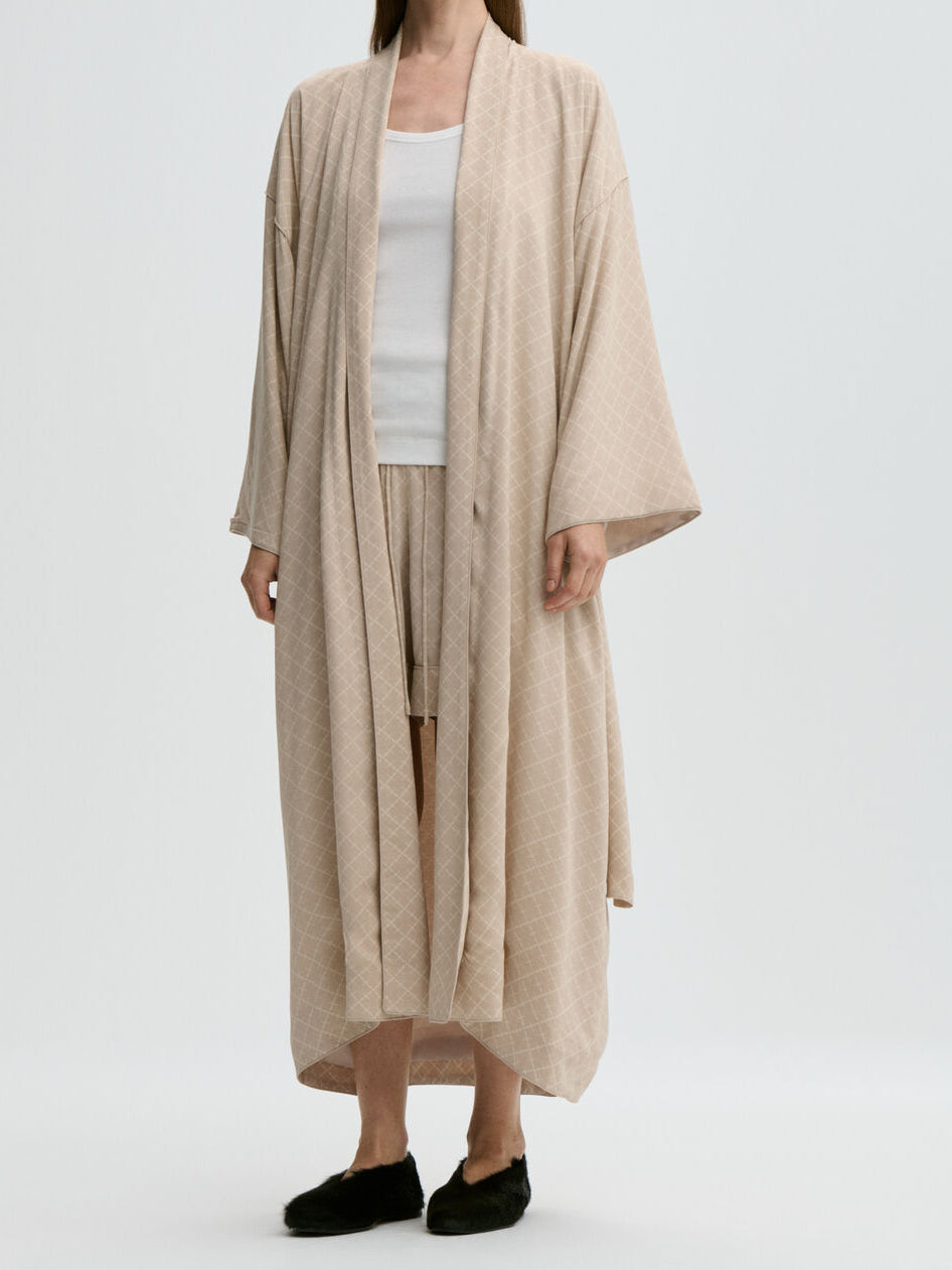 By Malene Birger KIMBER morgenkåpe i beige viskose med Signatur Flower-print, lang lengde og avtagbart belte. Oversized kimono-passform.