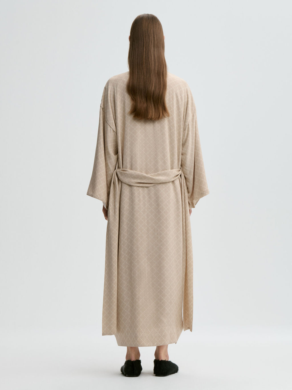 By Malene Birger KIMBER morgenkåpe i beige viskose med Signatur Flower-print, lang lengde og avtagbart belte. Oversized kimono-passform.