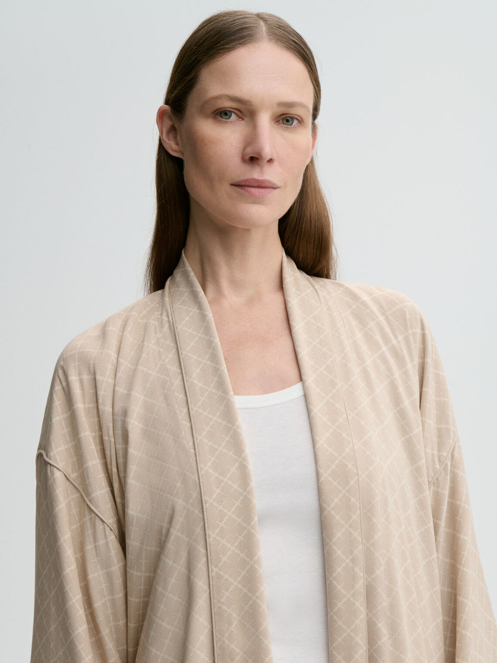 By Malene Birger KIMBER morgenkåpe i beige viskose med Signatur Flower-print, lang lengde og avtagbart belte. Oversized kimono-passform.