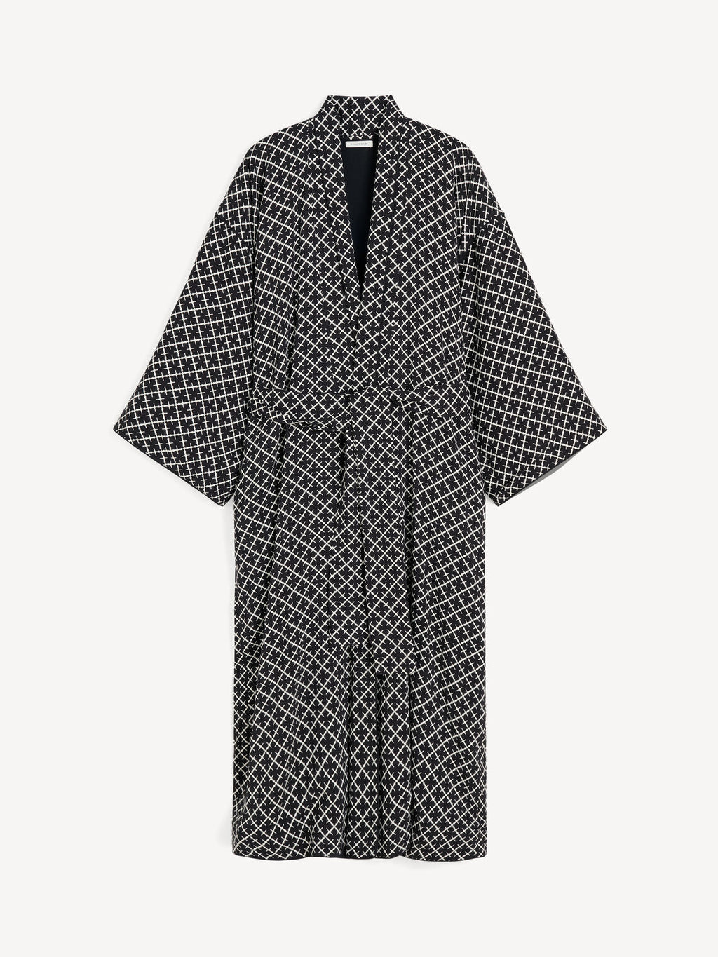 By Malene Birger KIMBER morgenkåpe i sort viskose med Signatur Flower-print, lang lengde og avtagbart belte. Oversized kimono-passform.