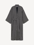 By Malene Birger KIMBER morgenkåpe i sort viskose med Signatur Flower-print, lang lengde og avtagbart belte. Oversized kimono-passform.