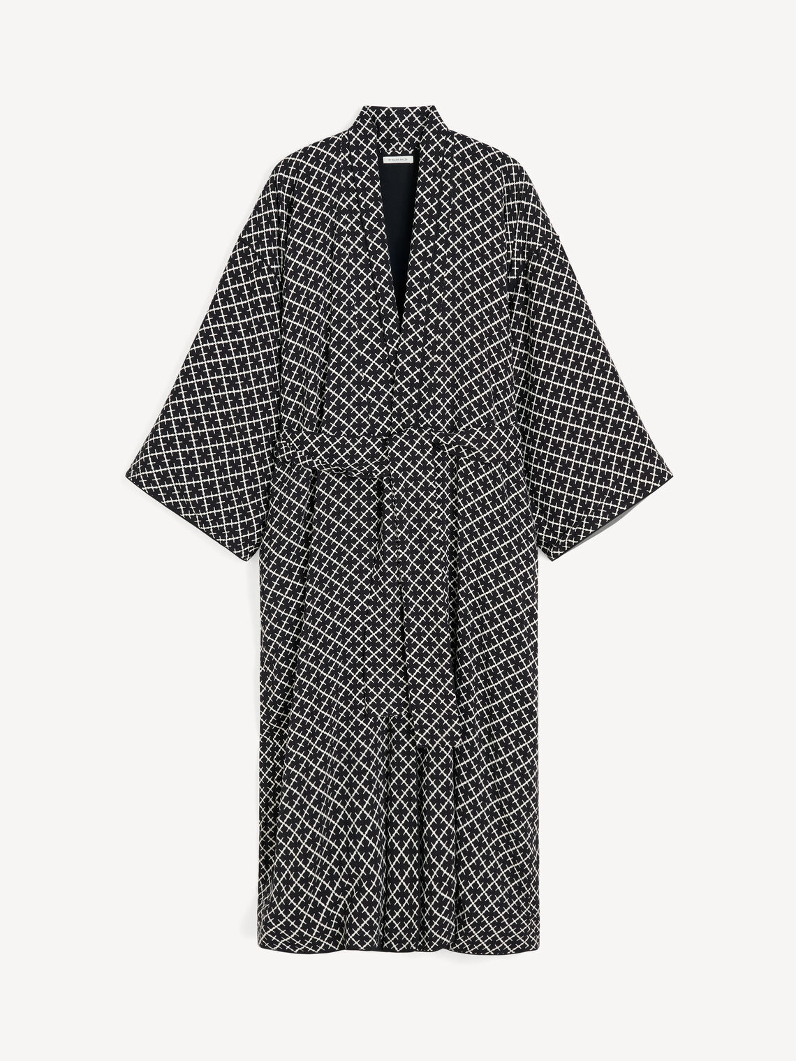 By Malene Birger KIMBER morgenkåpe i sort viskose med Signatur Flower-print, lang lengde og avtagbart belte. Oversized kimono-passform.