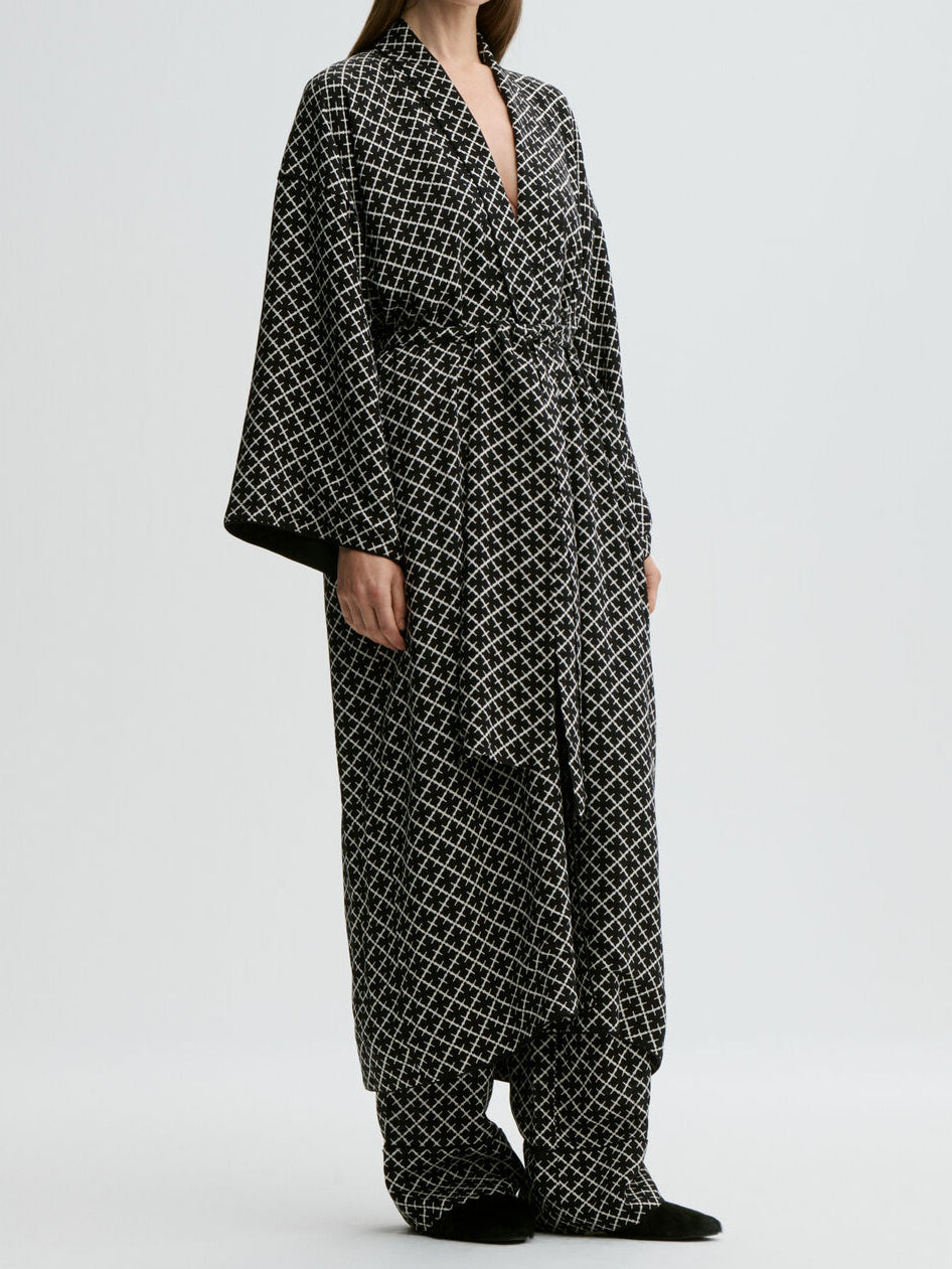 By Malene Birger KIMBER morgenkåpe i sort viskose med Signatur Flower-print, lang lengde og avtagbart belte. Oversized kimono-passform.