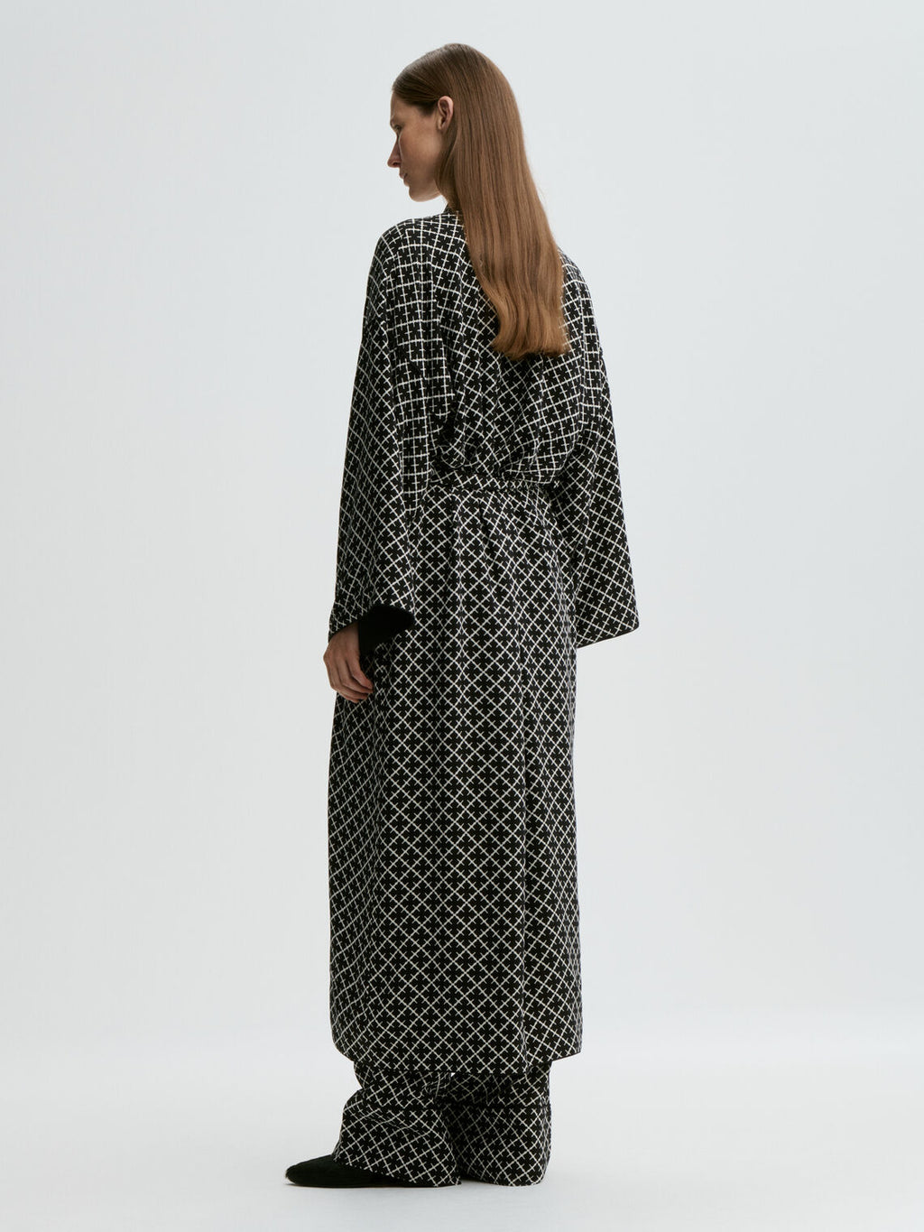 By Malene Birger KIMBER morgenkåpe i sort viskose med Signatur Flower-print, lang lengde og avtagbart belte. Oversized kimono-passform.