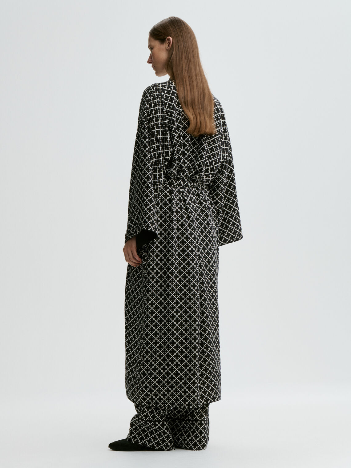 By Malene Birger KIMBER morgenkåpe i sort viskose med Signatur Flower-print, lang lengde og avtagbart belte. Oversized kimono-passform.