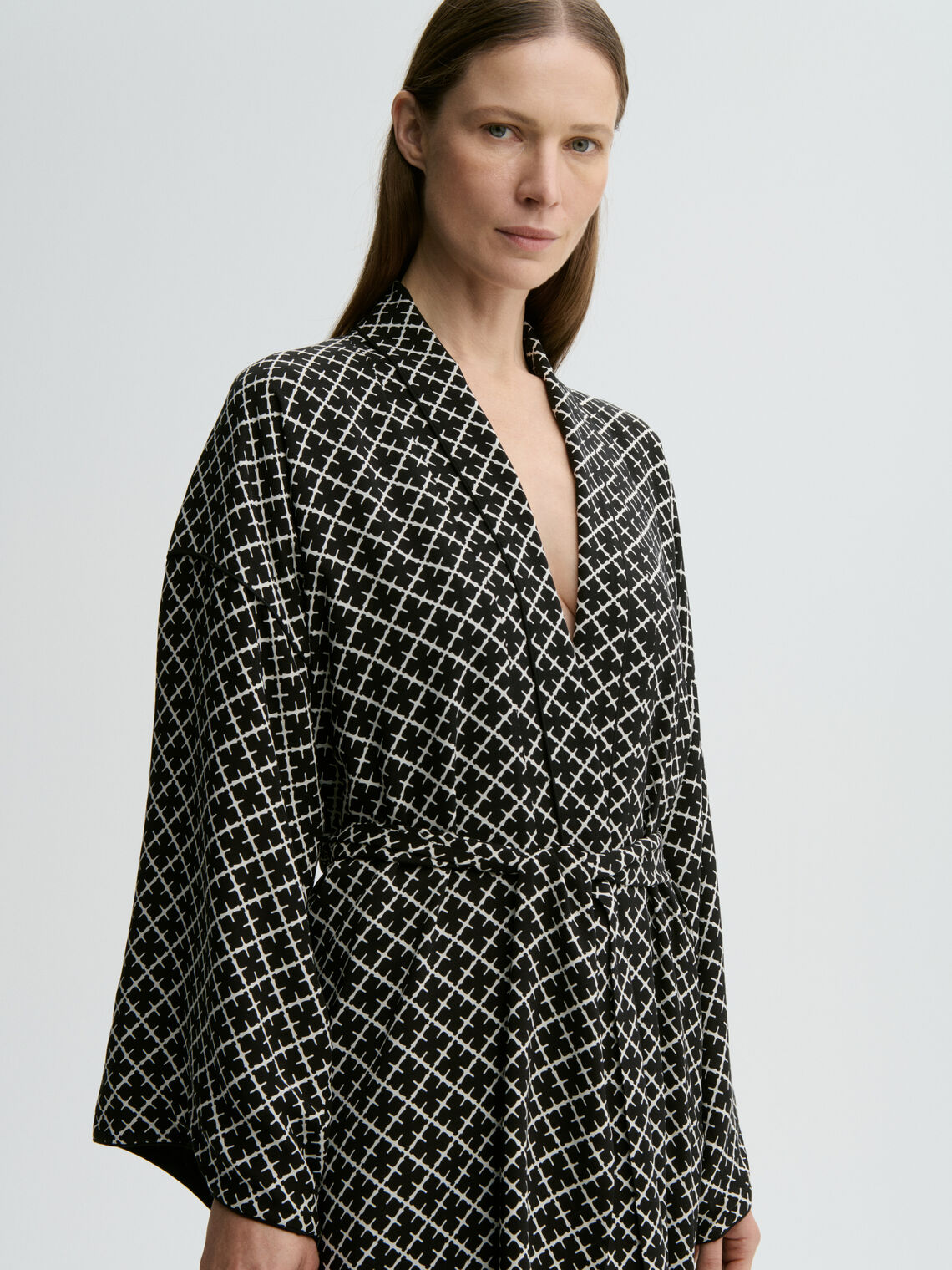 By Malene Birger KIMBER morgenkåpe i sort viskose med Signatur Flower-print, lang lengde og avtagbart belte. Oversized kimono-passform.