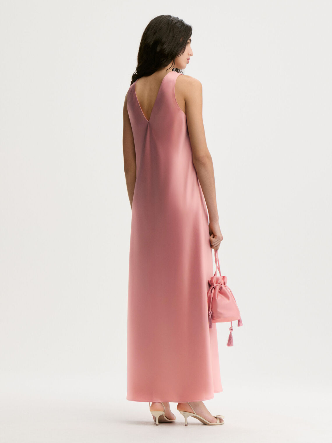 By Malene Birger Levita maxikjole i lys rosa acetat og polyester sateng med v-utrigning foran og bak.