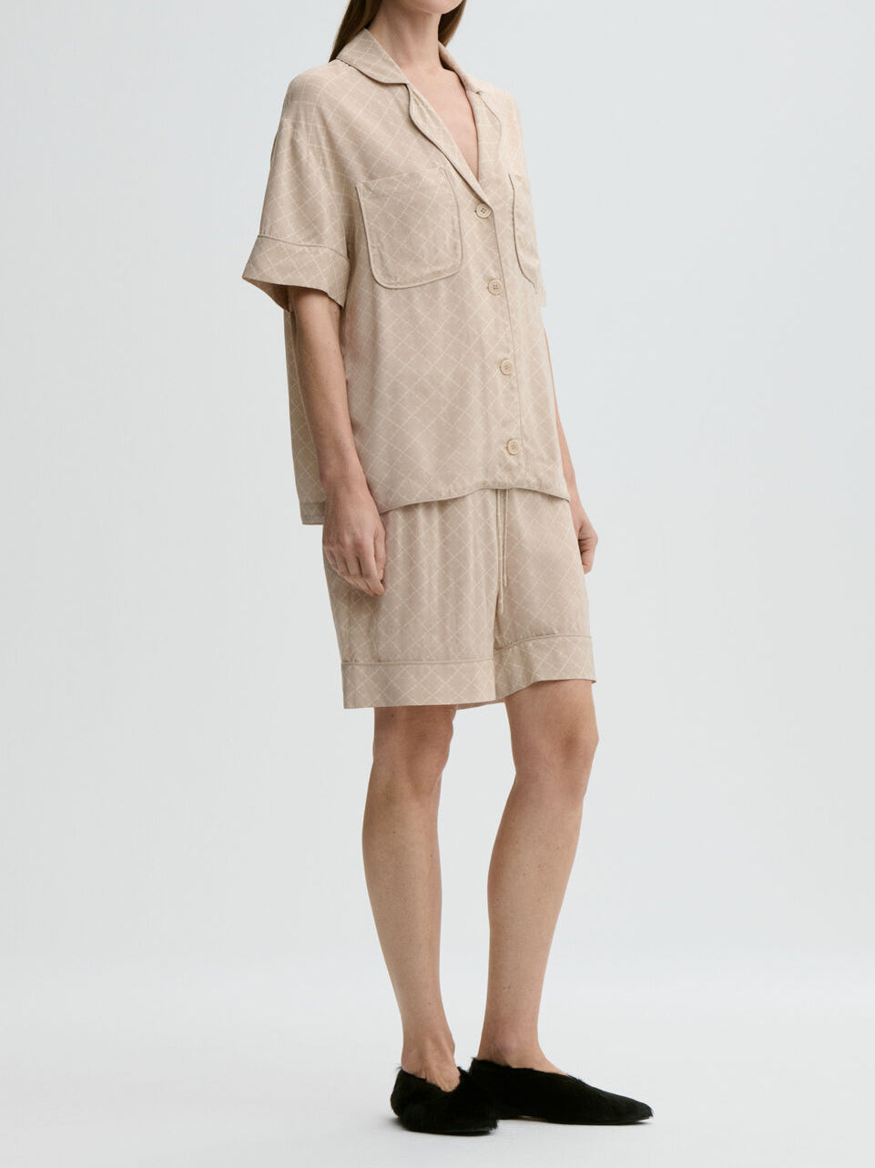 By Malene Birger LIANO shorts i beige viskose med Signatur Flower-print, los passform, elastisk linning med knyting og lommer i siden.